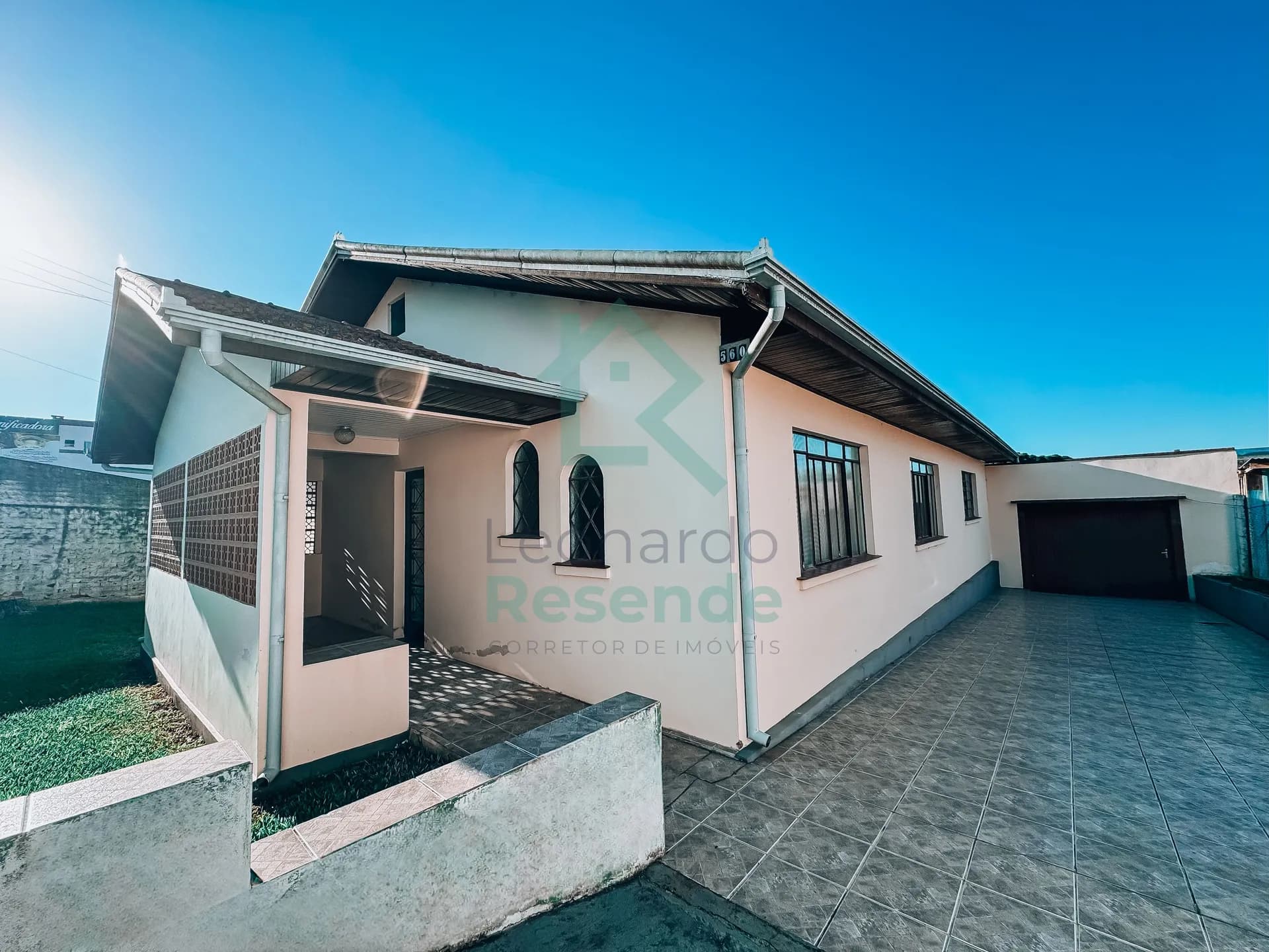 RESIDÊNCIA ACONHEGANTE E ESPAÇOSA EM RIO NEGRO PR