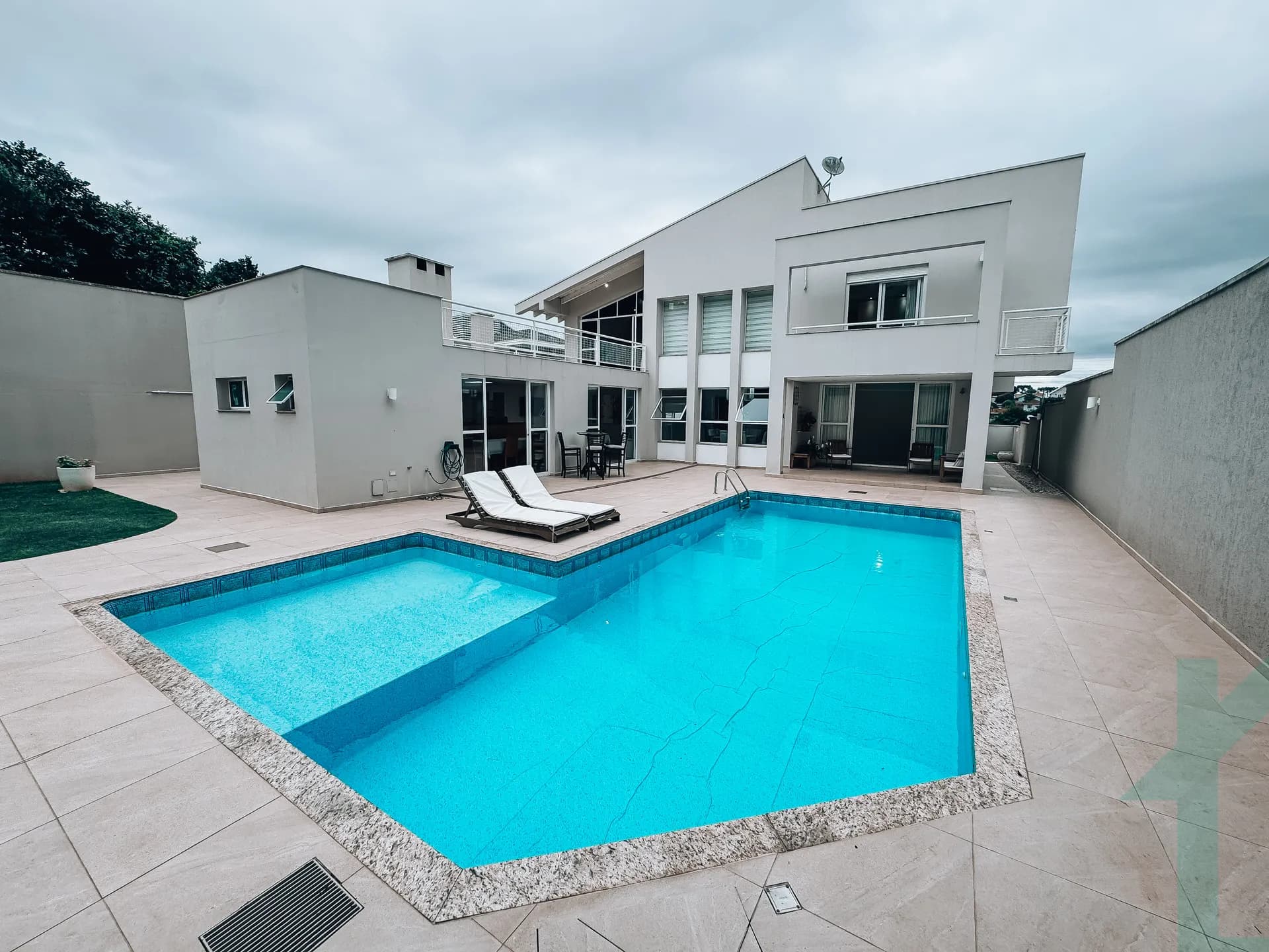 DUPLEX COM LINHA ATEMPORAIS COM PISCINA NO CENTRO RIO NEGRO PR